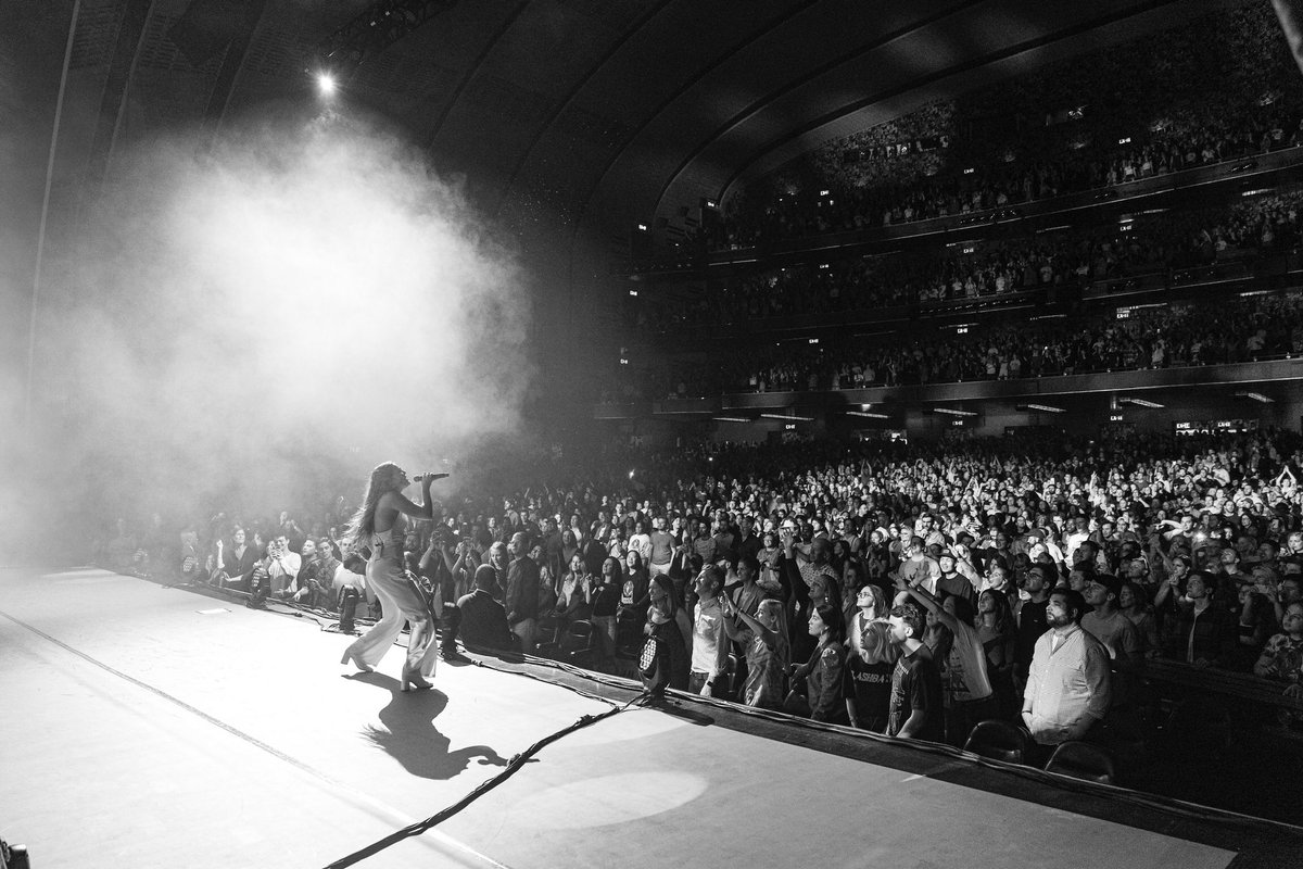 maggierogers's tweet photo. burned the view from this stage into my brain. replaying on a quiet loop from my hotel room this morning. thank you, new york. thank you, @RadioCity 💙⁣
⁣
📷 @wrenneevans https://t.co/VFi0zuJEZn
