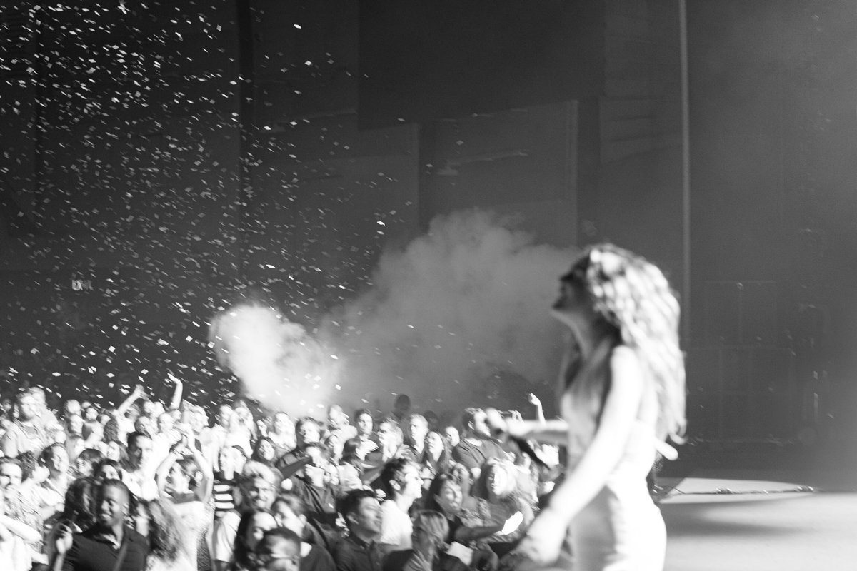 maggierogers's tweet photo. burned the view from this stage into my brain. replaying on a quiet loop from my hotel room this morning. thank you, new york. thank you, @RadioCity 💙⁣
⁣
📷 @wrenneevans https://t.co/VFi0zuJEZn