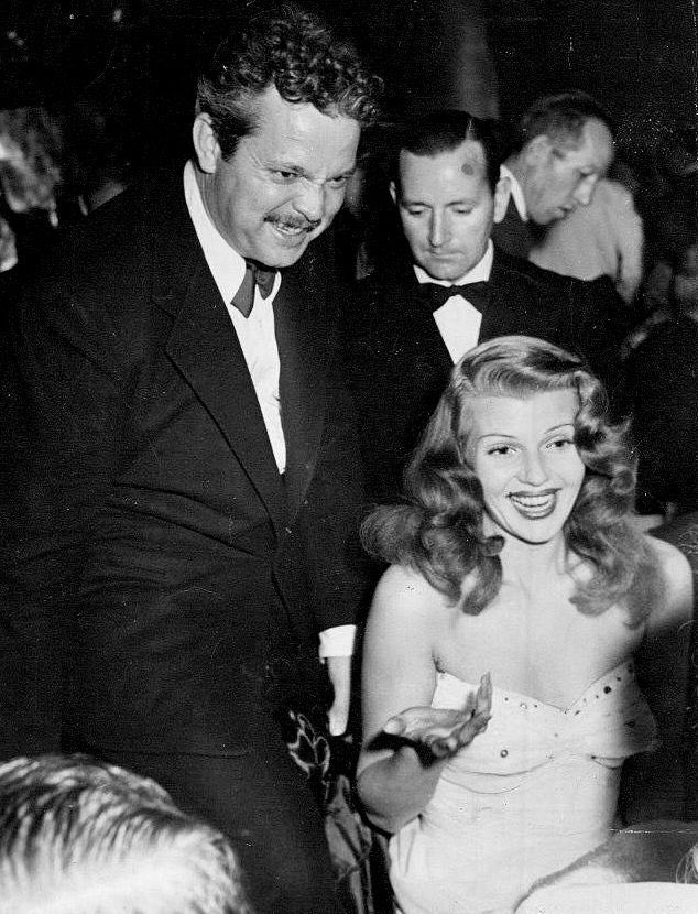 oldhollywoodx's tweet photo. Orson Welles and Rita Hayworth partying at the Mocambo in West Hollywood, 1945 https://t.co/L0qIm2MGDE