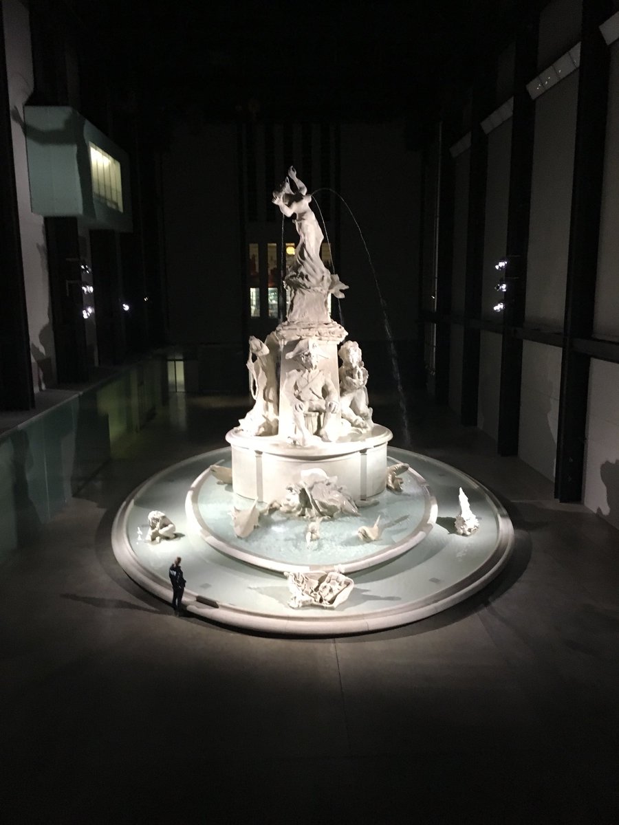 Look at the scale of this! It’s physically, conceptually, intellectually, aesthetically, morally enormous! Karen Walker Fons Americanus ⁦⁦<a href="/Tate/">Tate</a>⁩