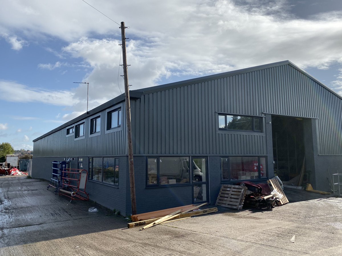 UTWakefield's tweet image. We installed a dual reflective window film to the all the 1st floor windows to reduce glare shining on the computer screens.

#UniversalTinting #windowtinting #windowfilm #commercialwindowtinting #residentialwindowtinting #carwindowtinting UniversalTinting.co.uk