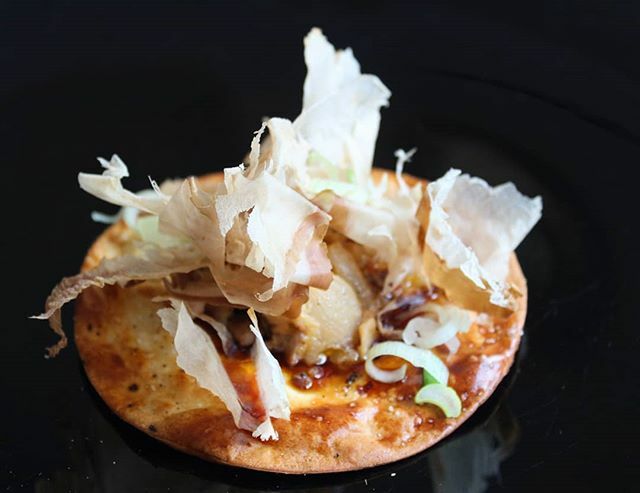 restaurantelcid's tweet photo. Katsuobushi, uno de nuestros pintxos de éxito en los ya tan esperados, #juevesdepinchos
#soymakrochef 
#restauranteelcidonda #japon https://t.co/vm4kXjnuq5