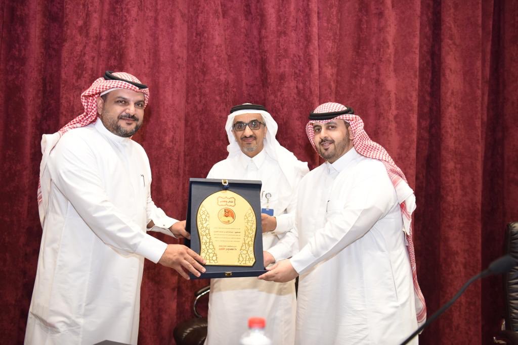 RUH_KSH's tweet photo. وسط أجواء من الحب والود
د.ممدوح الثقيل ومنسوبي مستشفى الملك سلمان  يحتفون بالدكتور عبدالدايم العنزي ويقدمون الشكر العرفان على جهوده المتميزة في خدمة المرضى والمراجعين. https://t.co/NlnvWMvI2i