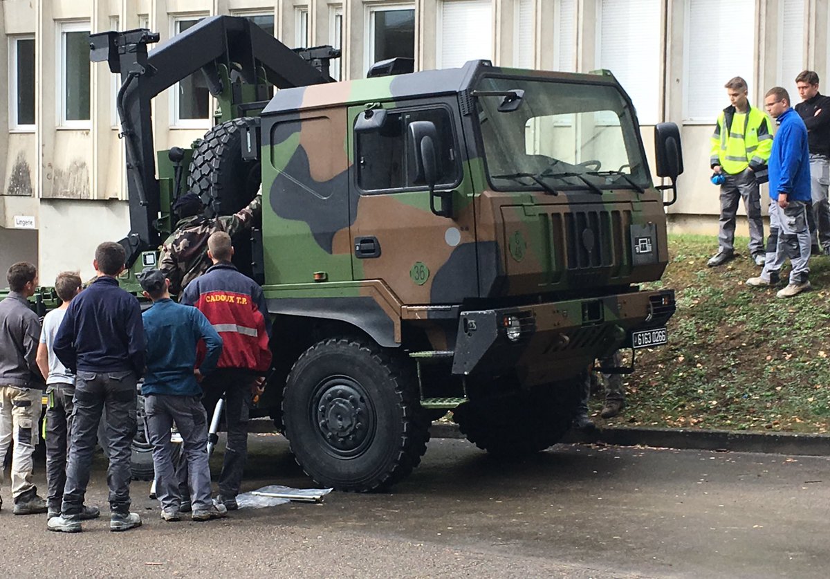 NicolasAbraham's tweet image. Echanges nourris entre les élèves du @LyceePAP et ceux qui exercent, au #19RG, les métiers auxquels ils sont formés. Avec l’accueil d’une Cie au lycée et la mise en place de la #CDSG les élèves font coup double : enrichir leur culture professionnelle et leur #ParcoursCitoyen !