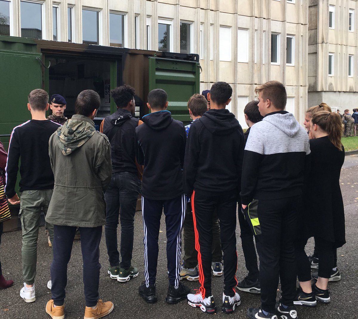 NicolasAbraham's tweet image. Echanges nourris entre les élèves du @LyceePAP et ceux qui exercent, au #19RG, les métiers auxquels ils sont formés. Avec l’accueil d’une Cie au lycée et la mise en place de la #CDSG les élèves font coup double : enrichir leur culture professionnelle et leur #ParcoursCitoyen !