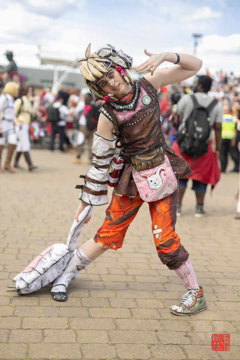FoodAndCosplay's tweet photo. "Come on iiiin, you are missing the Fuun!" Tiny Tina / Borderlands
Cosplay by @PeredhilCosplay
Photos by @FoodAndCosplay
Taken at @MCMComicCon London 19
#tinytina #tinytinacosplay #borderlandscosplay #borderlands #borderlands2 #tinytinaborderlands #cellshading #cosplay https://t.co/WhEoWtUztp