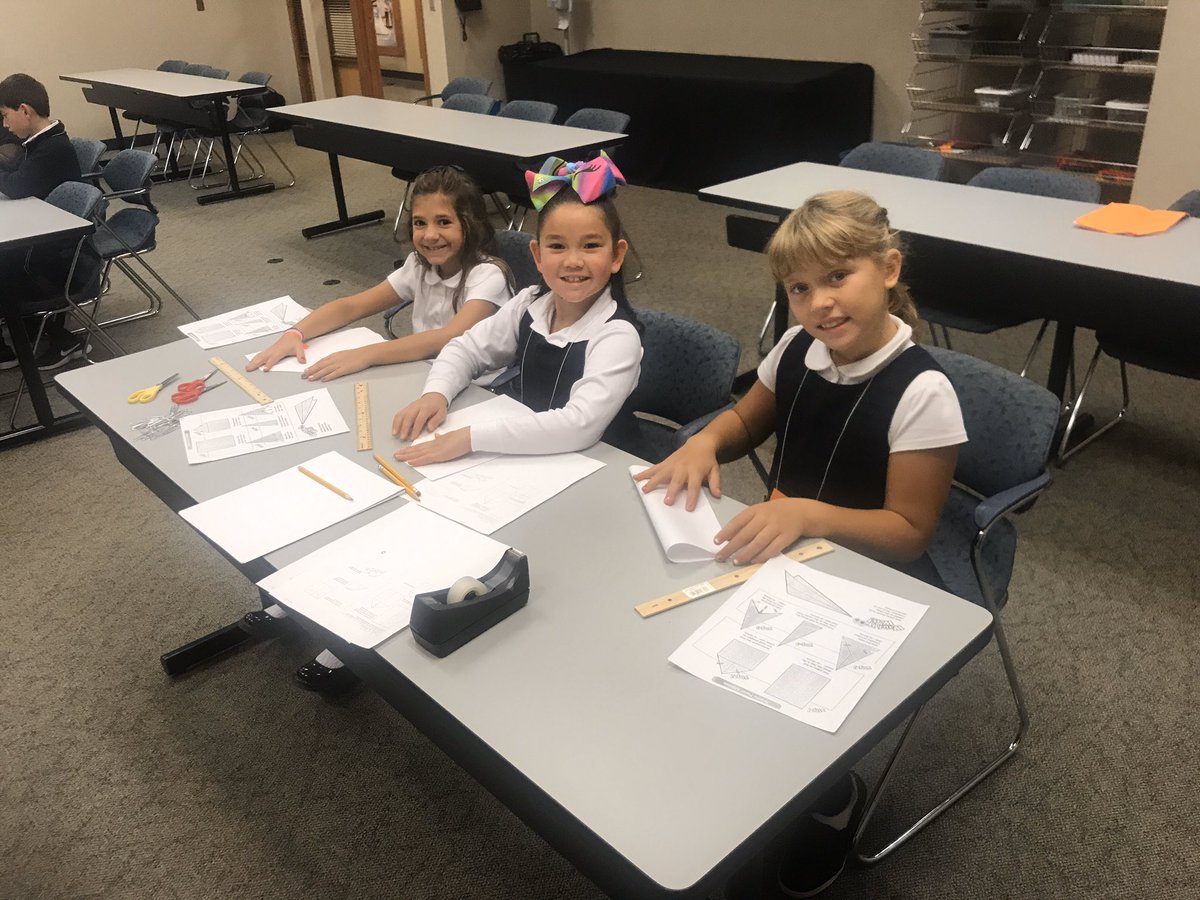 Msewoods12's tweet photo. The 3rd Graders had a great time exploring at the @EAA ✈️ the Ss are excited to use the new information they learn to help answer our class question, how does weight affect flight? @USMLowerschool @brita31 @USMBonnie @usm_astone https://t.co/sDTX4Km4UZ
