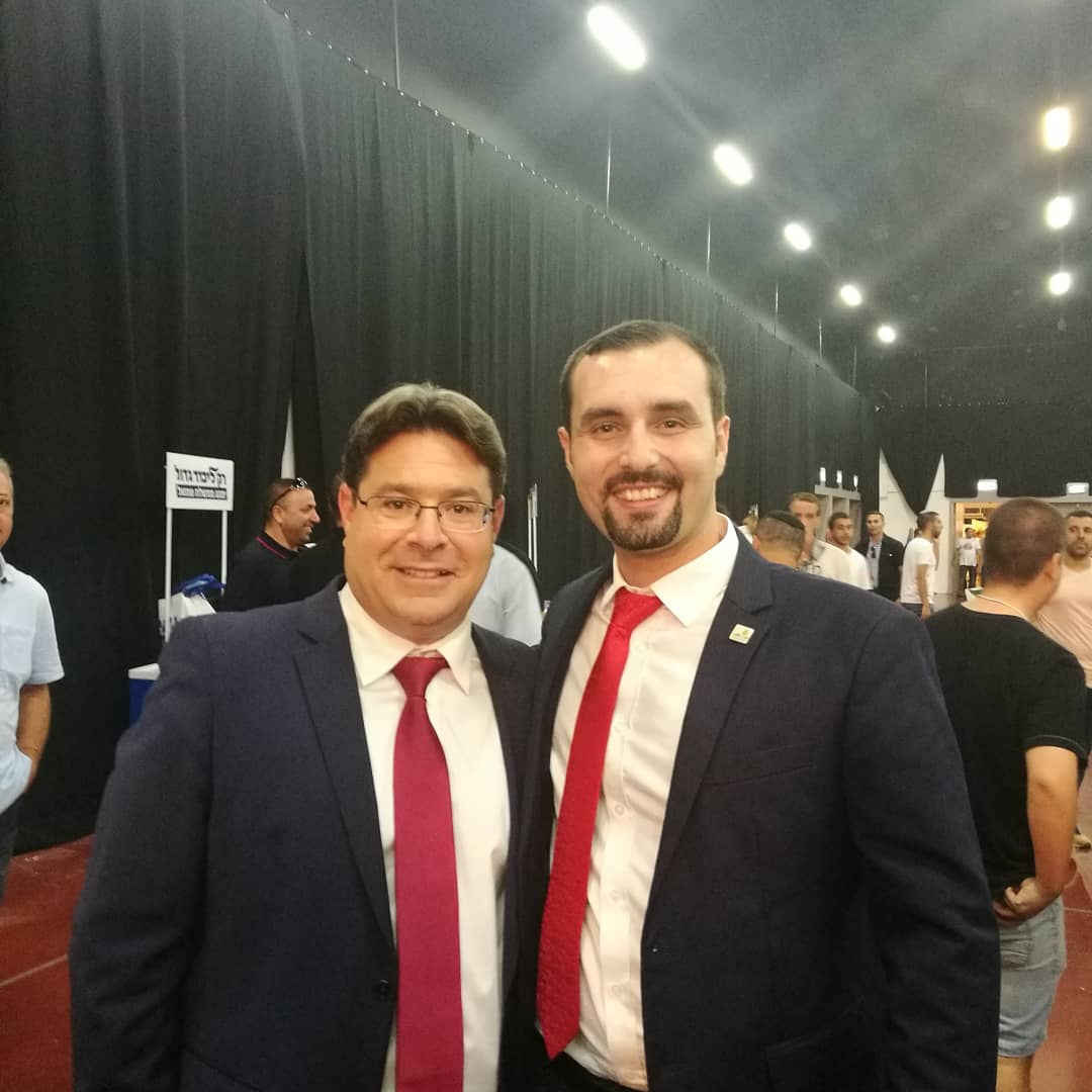 Gabriel_Riz's tweet photo. הרמת כוסית לשנה החדשה עם חברי הבית. ה- @Likud_Party זה נכון.

#גבריאל_ריז @Gabriel_Riz https://t.co/qPJL841nQO