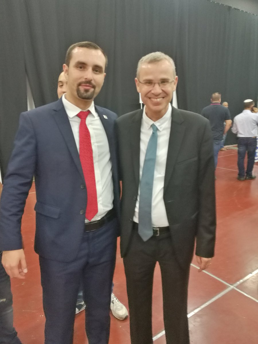 Gabriel_Riz's tweet photo. הרמת כוסית לשנה החדשה עם חברי הבית. ה- @Likud_Party זה נכון.

#גבריאל_ריז @Gabriel_Riz https://t.co/qPJL841nQO
