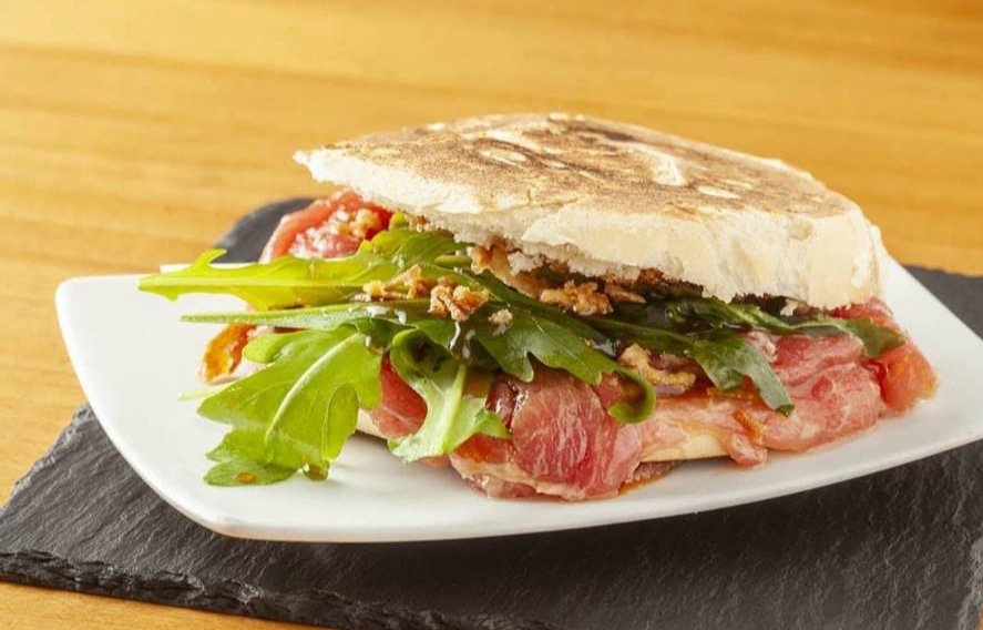 torresgastrobar's tweet photo. Se inagura oficialmente @lovisuales Un evento en el que se reúnen diferentes artes, culturales y gastronómicas.Torres Gastrobar, volvemos a tomar parte en está cuarta edición, presentando nuestro bocata de entrecot a baja temperatura con salsa teriyaki yakitori, rúcula y cebolla. https://t.co/9jTFA3yTj8
