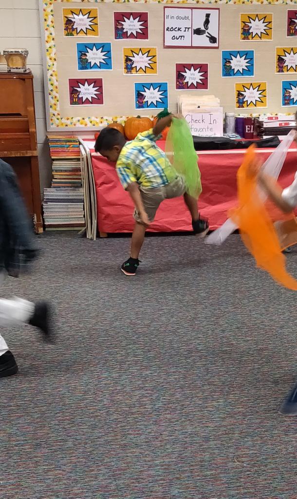 BagelwithaK's tweet image. Working with high and low pitch today, this @Central_ElemE4E #firstgrader was really feeling his part as a giant! #musiceducation #orffschulwerk @ocsculturalarts