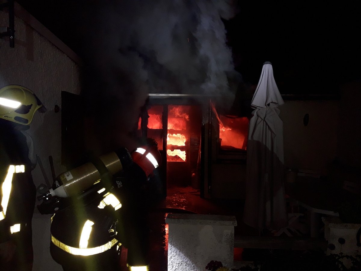 PompierPontault's tweet photo. #feu de pavillon en cours à @VilleRoissy77 , respectez le périmètre de sécurité https://t.co/v0RfsjKHu2