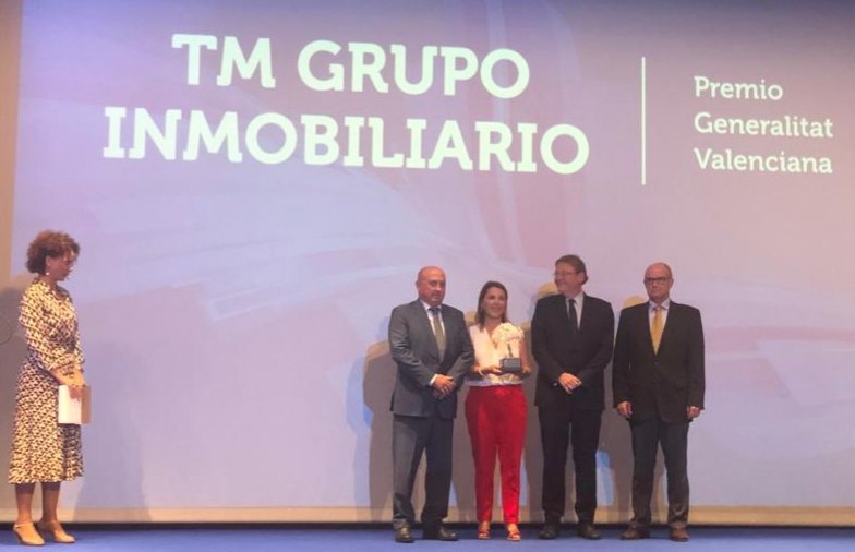 AngelsSerna's tweet image. Hoy hemos recibido en #Guardamar el Premio Mejor Trayectoria Empresarial GV de @AEFALICANTE de la mano de @ximopuig. Muchas gracias por este nuevo reconocimiento a @TMGrupoInmo y enhorabuena a todos los premiados. #EmpresaFamiliar #TM50Aniversario #turismoresidencial