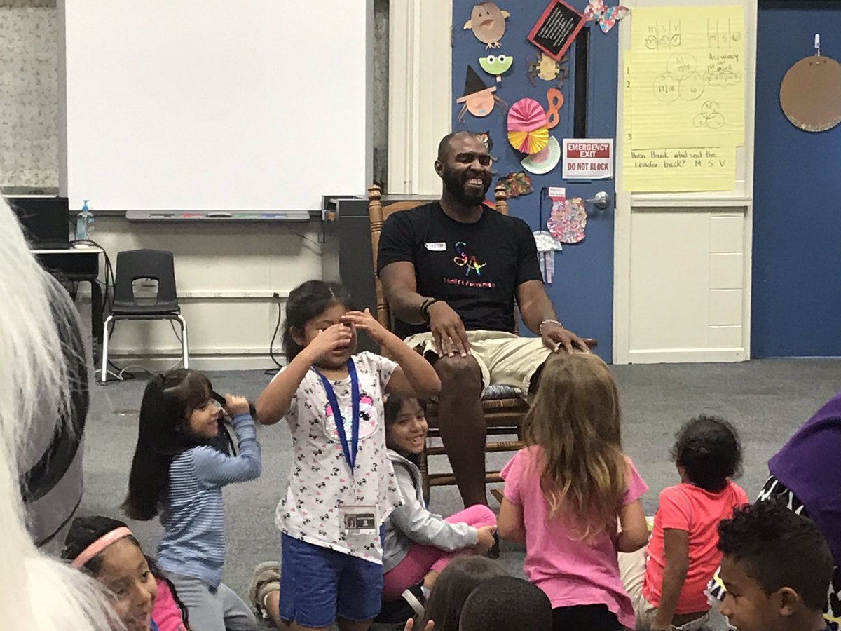 Peacelove1st's tweet photo. Thank you to author, Mr. Kentrell Martin, for inspiring the writers at Glyndale. You taught us so much about American Sign Language through your wonderful books. 💙🏰💗✏️💛 #americansignlanguage #author #rolemodel #shelly #kentrellmartin @GlyndaleElemen1 https://t.co/E3zdla0fWY