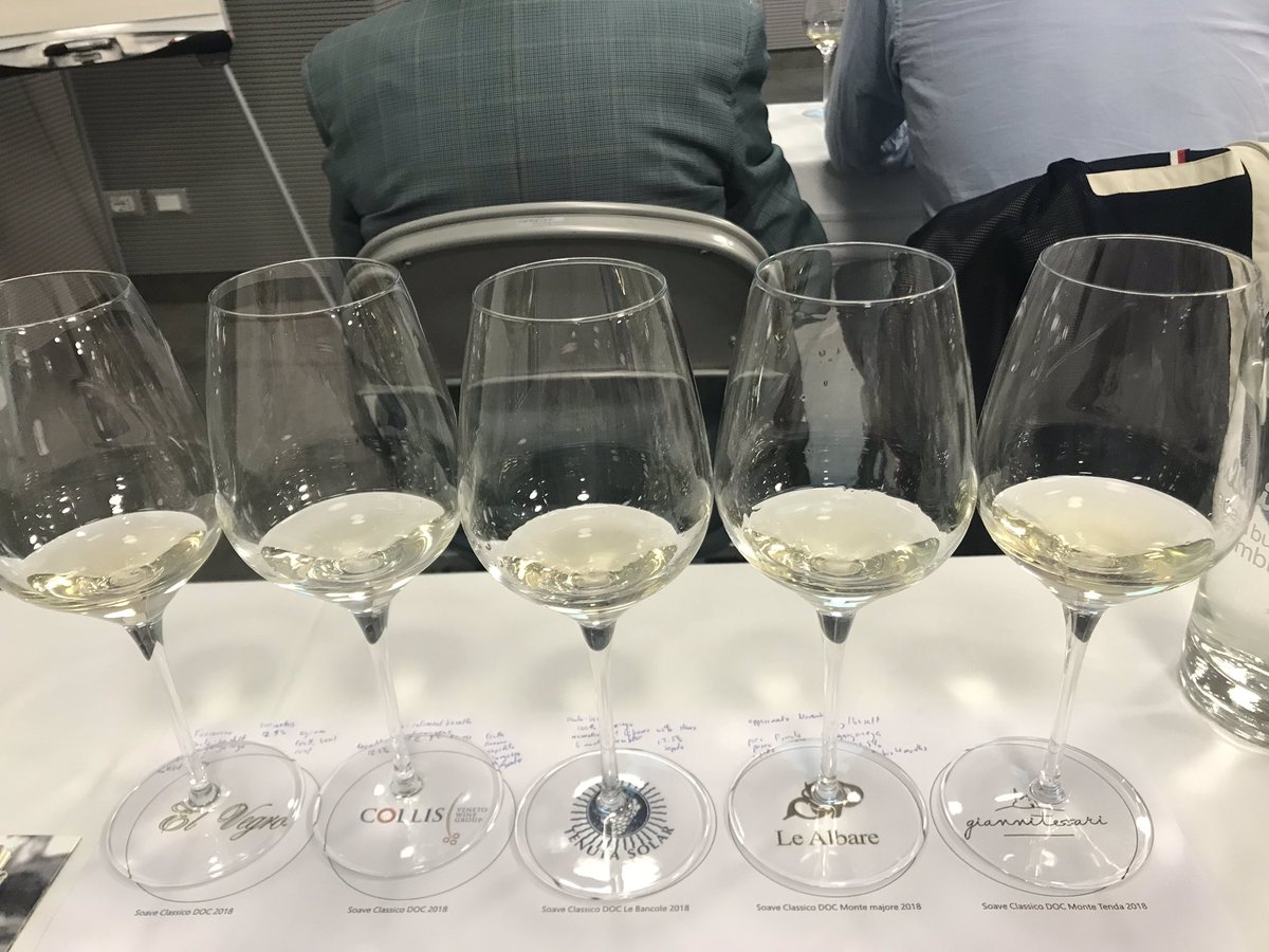 SoberSom's tweet photo. Half time. It’s amazing that they basically look the same but on the nose and the palette they clearly aren’t.  #soave #italianwine @AisVeneto https://t.co/hesQTsYcZW