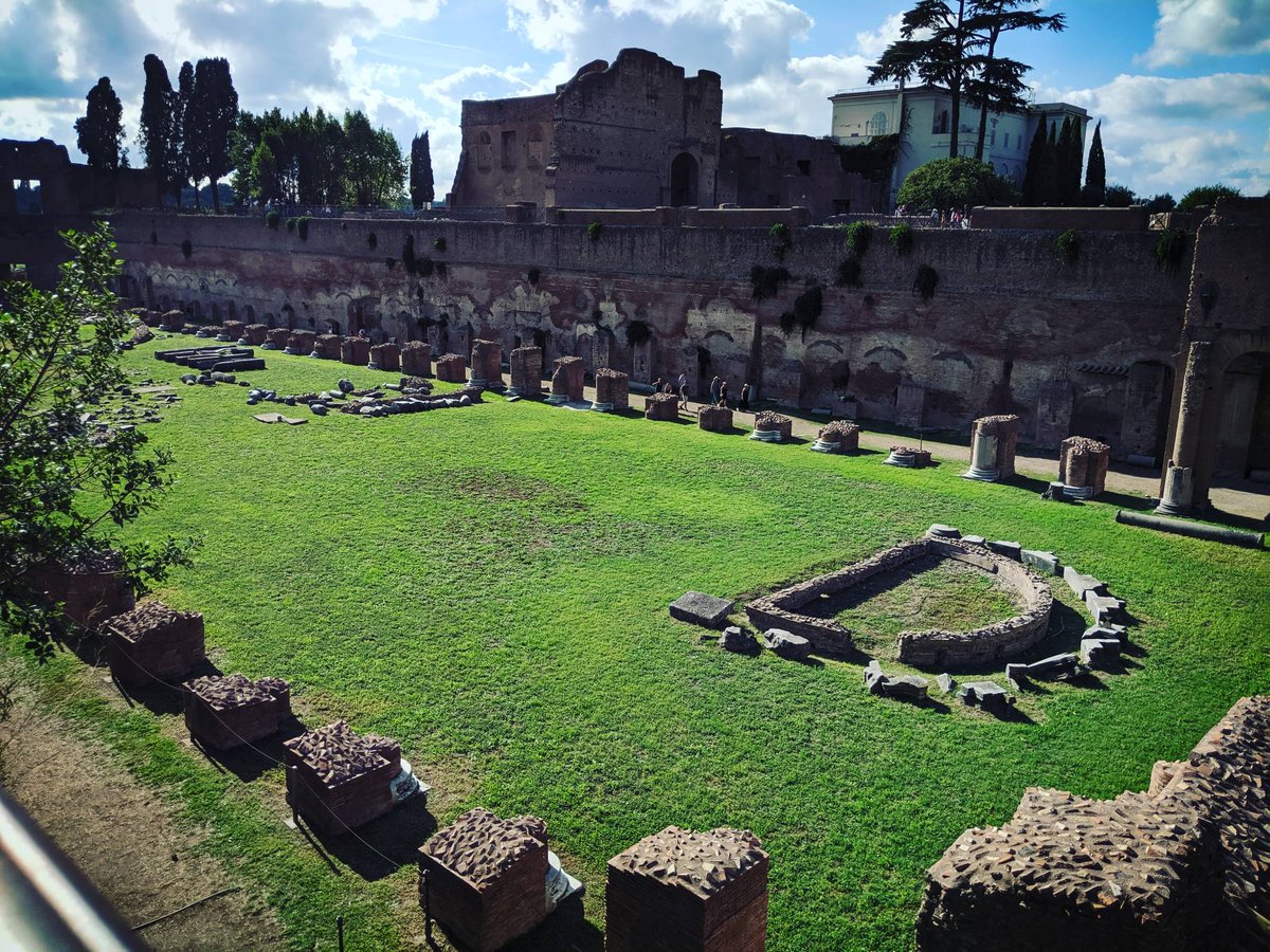 KMRiceAuthor's tweet photo. The ruins of a vast garden in the Roman Forum.

#romanforum #romans #romanhistory #ancientgarden #wanderingwriter https://t.co/g2YNyPipLr