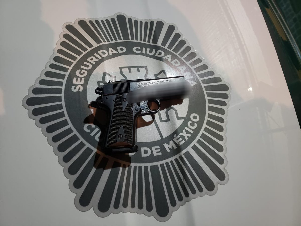 SSC_CDMX's tweet photo. 👮♂️La coordinación entre #C2Poniente, que detectó a través de sus cámaras a dos hombres manipulando un arma de fuego en calles de @AlcaldiaAO, y policías del #SectorSantaFe, derivó en el arresto de los implicados. El #MP definirá su situación jurídica.
📰https://t.co/4mzuqF6puM https://t.co/26PFLCbAF9