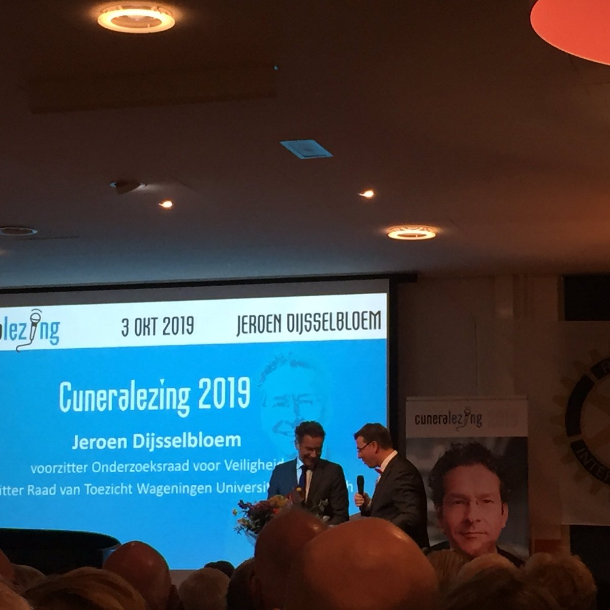 RotaryRhenVeen's tweet photo. Applaus voor en dank aan Jeroen Dijsselbloem na zijn presentatie #Cuneralezing2019 #Veenendaal https://t.co/8C4y5l0lww
