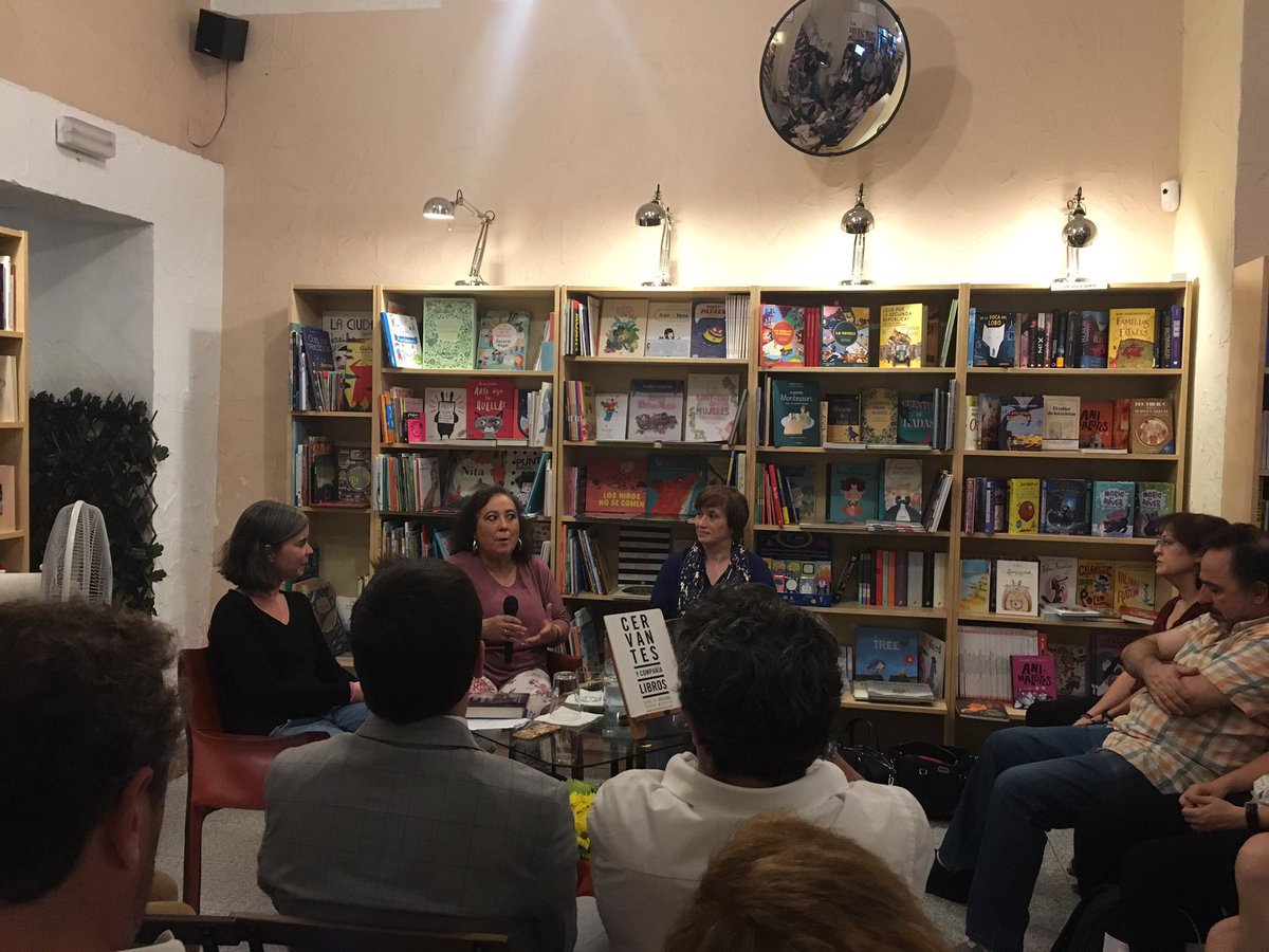 La mujer del centro <a href="/IPlanaGine/">Ines Plana</a> y su teniente Tresser me roban horas de sueño. #antesmuerenlosquenoaman es una joya. Sigo leyendo😉