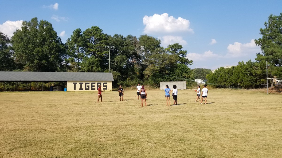 mfoley32's tweet photo. FCHS Powder Puff practice is underway! Can the Juniors finally dethrone the Seniors? Find out next Wed night at 7pm in Tiger Stadium!
#fchstigers https://t.co/dBg3DBiaP7