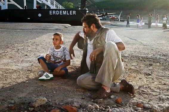 efsanekesit's tweet photo. "Gidecegin yer neresi olursa olsun, sevdiklerinle arana mesefe girince, varış yerinin hiç bir anlamı kalmaz. Vedalaşmak da zor iştir biliyor musun ? Bakarsın sevdiklerine gittikçe ufalırlar, ufalırlar kaybolurlar. O zaman anlarsın işte vedalaşmak asıl kalana değil gidene koyar." https://t.co/8Ivd95CeWi