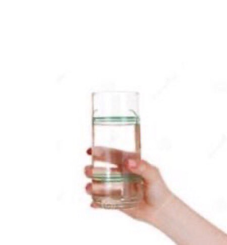 Не дали стакан воды. Стакан воды. Стакан воды в руке. Женская рука со стаканом воды. Стакан воды в руке на белом фоне.