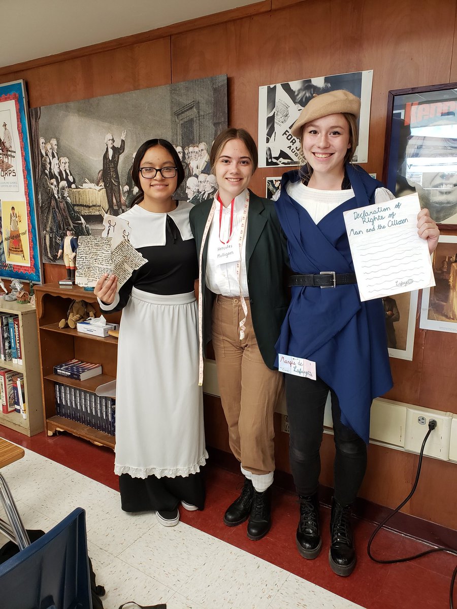 SimiMrsGallant's tweet photo. Founding Fathers gonna socialize! @svhsmrmay #simischools #SimiPride https://t.co/Rkt7u8Eula