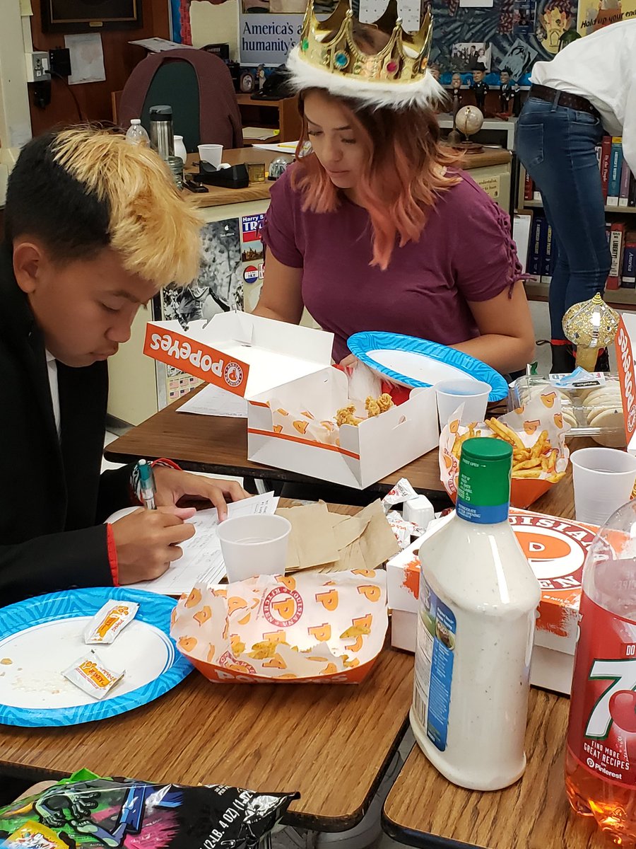 SimiMrsGallant's tweet photo. Founding Fathers gonna socialize! @svhsmrmay #simischools #SimiPride https://t.co/Rkt7u8Eula