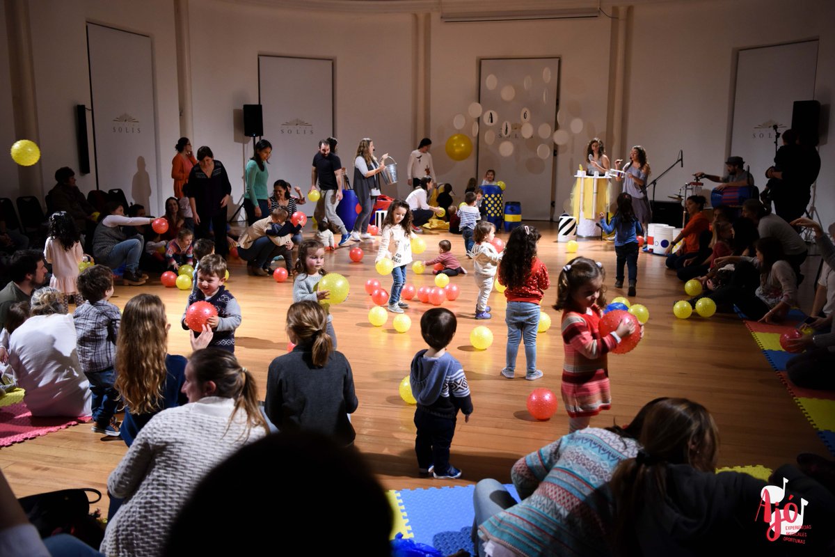 El sábado pasado fueron nuestras últimas funciones de El juego se vuelve canción. Fue un enorme placer compartir con todas las familias que nos acompañaron en este ciclo. Gracias también al <a href="/TeatroSolis/">Teatro Solís</a> por invitarnos a su casa un año más. 🎶😊