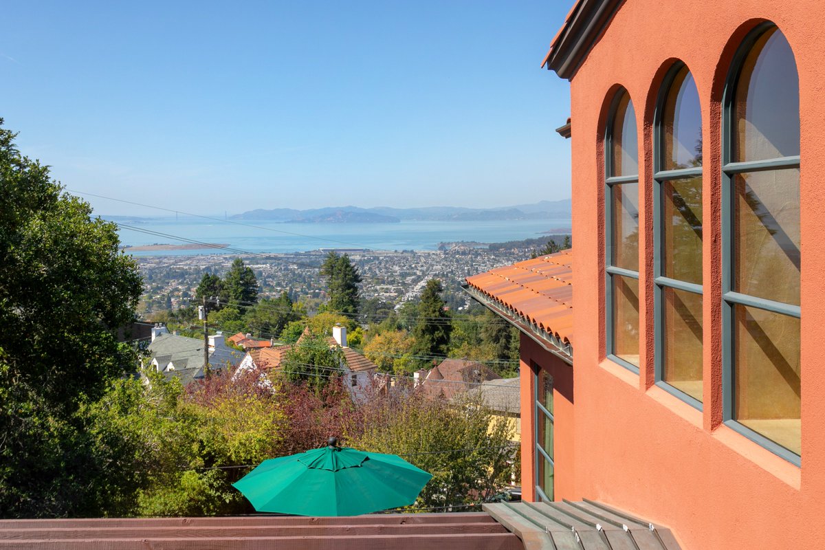 grubbco's tweet photo. This modern Tuscan Villa was architect-designed in 1990 and features direct Golden Gate views and a sculptural curving staircase through the center of the house!:
https://t.co/NAIPZxSYWK
#berkeley #architecture #goldengate #berkeleyhome #bayarearealestate @LuxuryPortfolio https://t.co/X7waVayVSZ