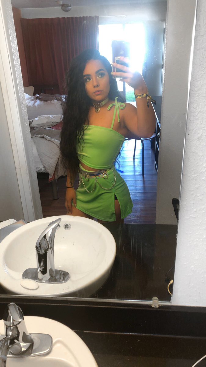 LeilaniLucifer's tweet photo. Lost Lands was amazing 💚 #alienbabes https://t.co/pLxD3tfNQi