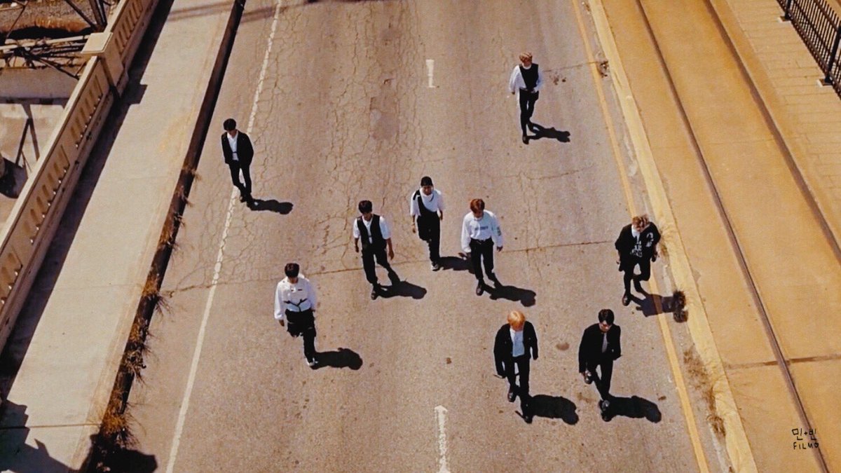 double knot 🔗

#StrayKids #스트레이키즈
#스키즈 #민호 #리노 #창빈 
#Changbin #LeeKnow