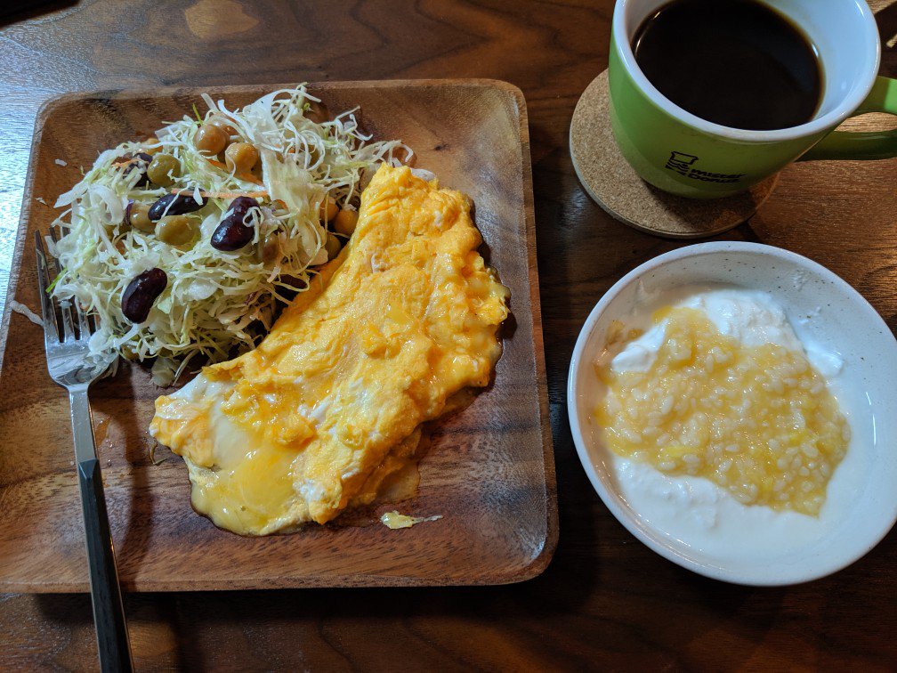 【10分朝食】
🌞トリュフソルトのチーズオムレツ(卵2個)
🌞ミックスビーンズサラダ
🌞自家製おいも甘酒ヨーグルト
🌞ブラックコーヒー

サラダには市販のドレッシング使いまてん🙅ココナッツオイルとかオリーブオイル+クレイジーソルトで普通においしい🙌
