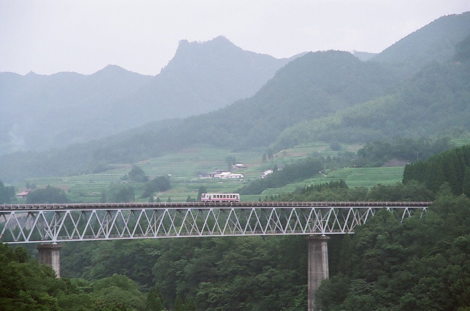 出てこいシャザーン ２００５年の高千穂鉄道 浅見光彦シリーズ高千穂伝説殺人事件で 最初にここから人の落下シーンがあります 観光鉄道として復旧 過去の鉄道画像 T Co Qdfcgvawgo Twitter