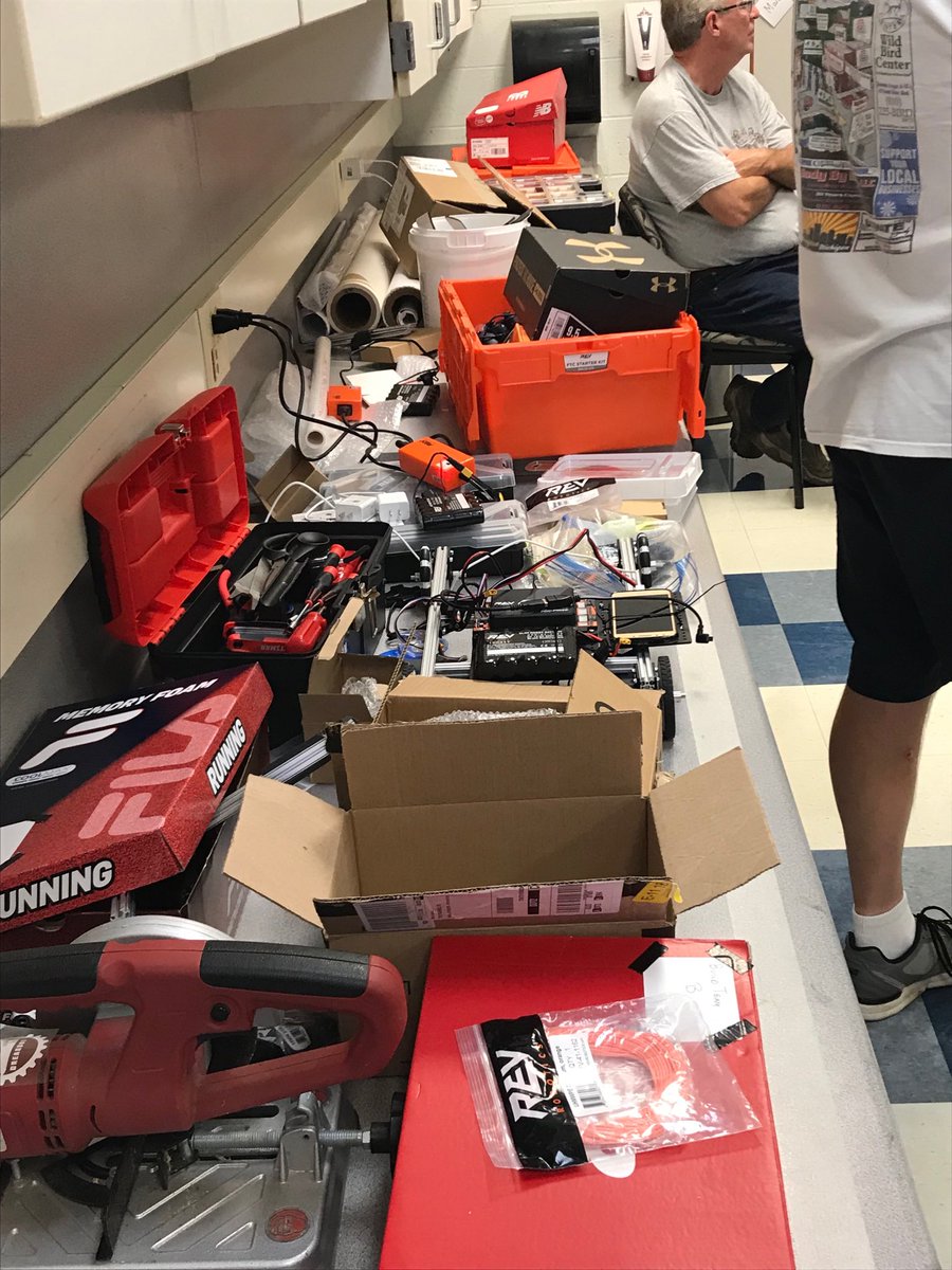 davidteddy1020's tweet photo. Community Ed’s new First Tech Challenge class is going strong tonight at Bates!  #DexterCommunityEd #preDreadbots https://t.co/dTecHAgFW1