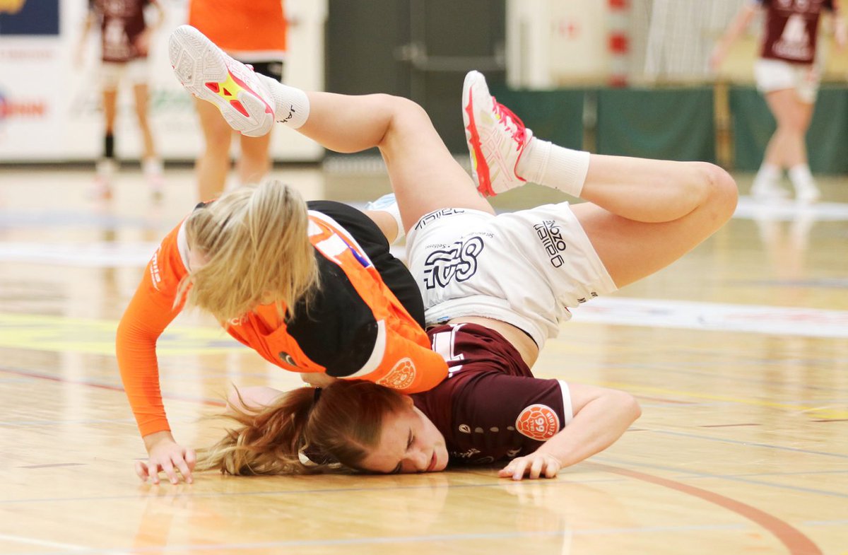 selfosshandb's tweet photo. Sigur í kvöld!
Selfoss 22-17 @Fylkirhandbolti 
Alvöru barátta í ástríðunni í Grill 66 deildinni og @dullari á @sunnlenskais náði þessari geggjuðu mynd.
Þökkum leikmönnum, dómurum og áhorfendum fyrir í kvöld.
#handbolti #grill66deildin #selfosshandbolti #handkastið https://t.co/30vzHHMxLv
