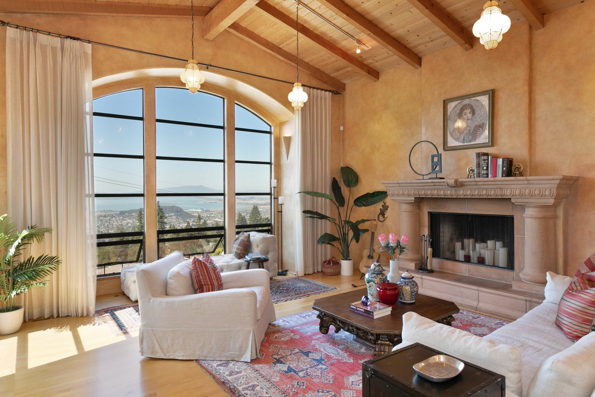 grubbco's tweet photo. This modern Tuscan Villa was architect-designed in 1990 and features direct Golden Gate views and a sculptural curving staircase through the center of the house!:
https://t.co/NAIPZxSYWK
#berkeley #architecture #goldengate #berkeleyhome #bayarearealestate @LuxuryPortfolio https://t.co/X7waVayVSZ
