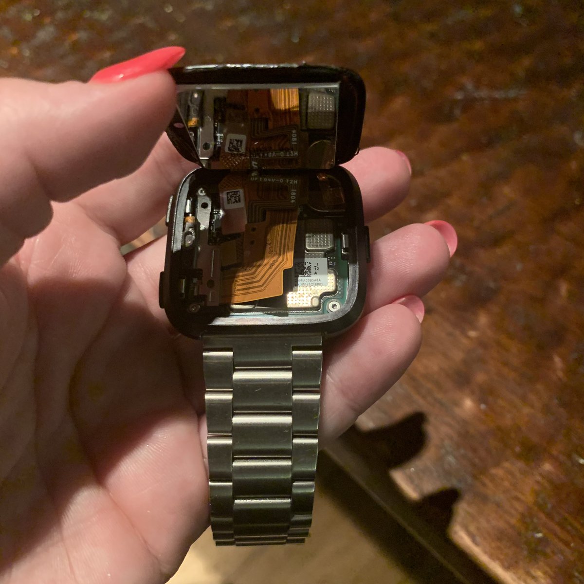 LauraFPowers's tweet photo. @fitbit the face came off my fitbit Versa out of nowhere! Help! What do I do? What are my options? https://t.co/dZNZ1Jrrya