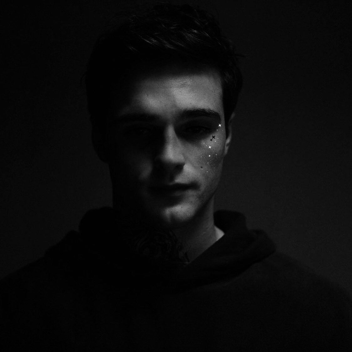 Después de todo, cuando una persona vive a base de mentiras siempre creerá que los demás también lo hacen.