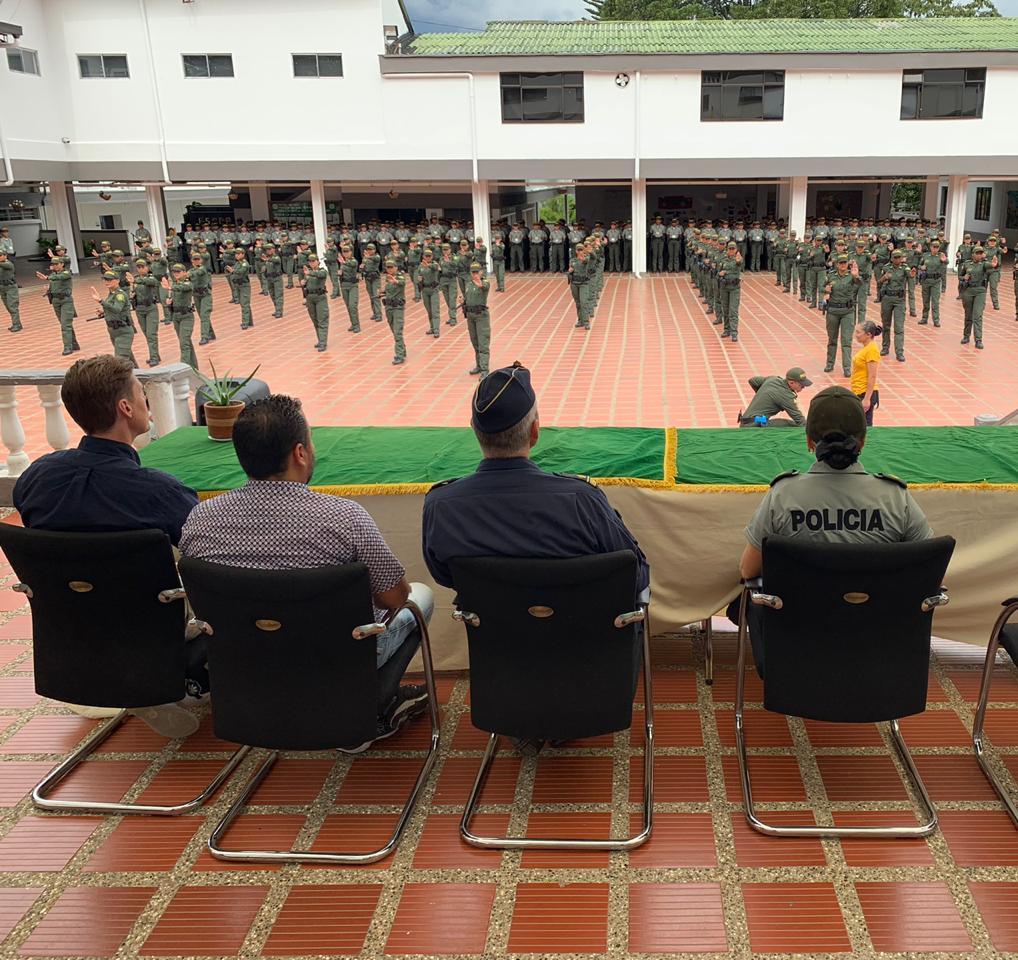 universidadpol's tweet photo. Medellín, la Escuela de Policía Carlos E. Restrepo recibe la visita de la Policía de #Suecia, dando cumplimiento a la propuesta pedagógica "Aprendizaje basado en problemas" haciendo énfasis en el Sistema Táctico Básico Policial #ESCER https://t.co/mQOoC7iejj