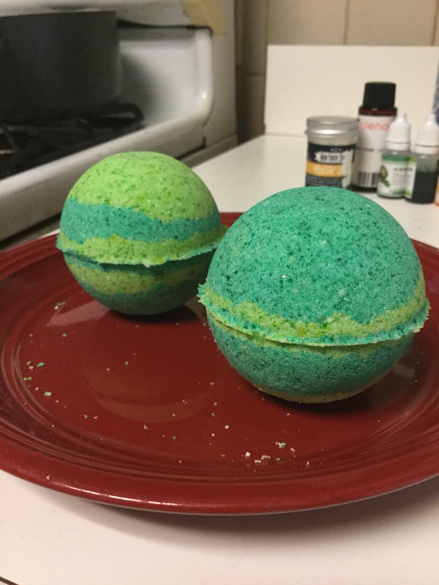 Bex_makes_stuff's tweet photo. Bombs especially made for a bride and her new hubby! #bathbombs #bathbombmaking #soapmaking #green #blue #independentartist #bathfizzes #bathbomb https://t.co/M65BQ2rps3