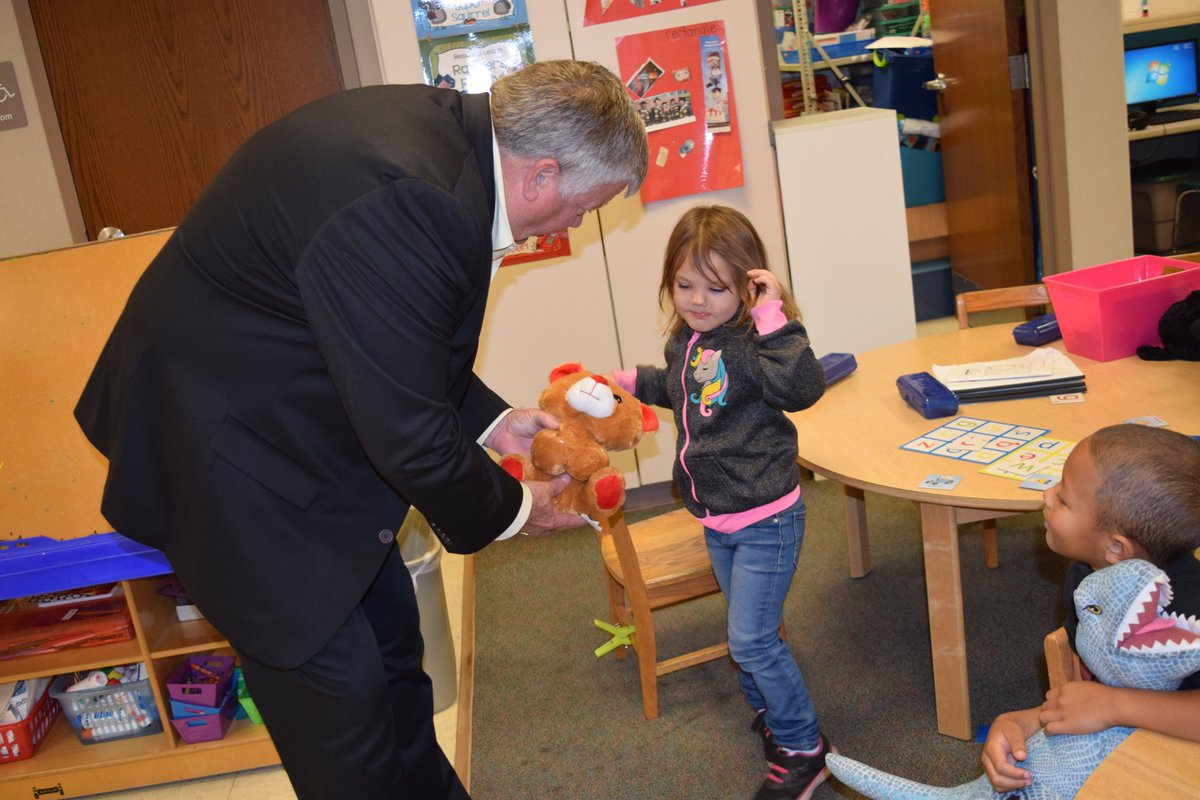 myfcs's tweet photo. We had a great day @CreeksideElem! Mayor Barnett was Principal for the Day! He and @mbheiden greeted students as they arrived for the day, visited classrooms, &amp; popped in on kindergarten recess!  #thisisfranklin #Owninggreat https://t.co/iG8QfX9Fkp