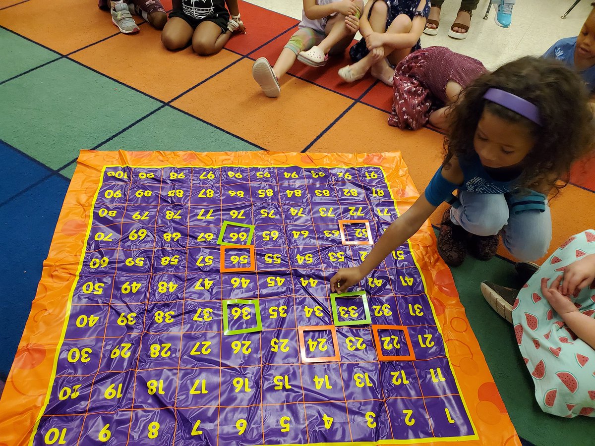 MrsCustance's tweet photo. Identifying numbers is way more fun on this gigantic chart 💯💯💯 @HayesElementary #MathLabKC #KinderCustance https://t.co/6k5hYsHiNk