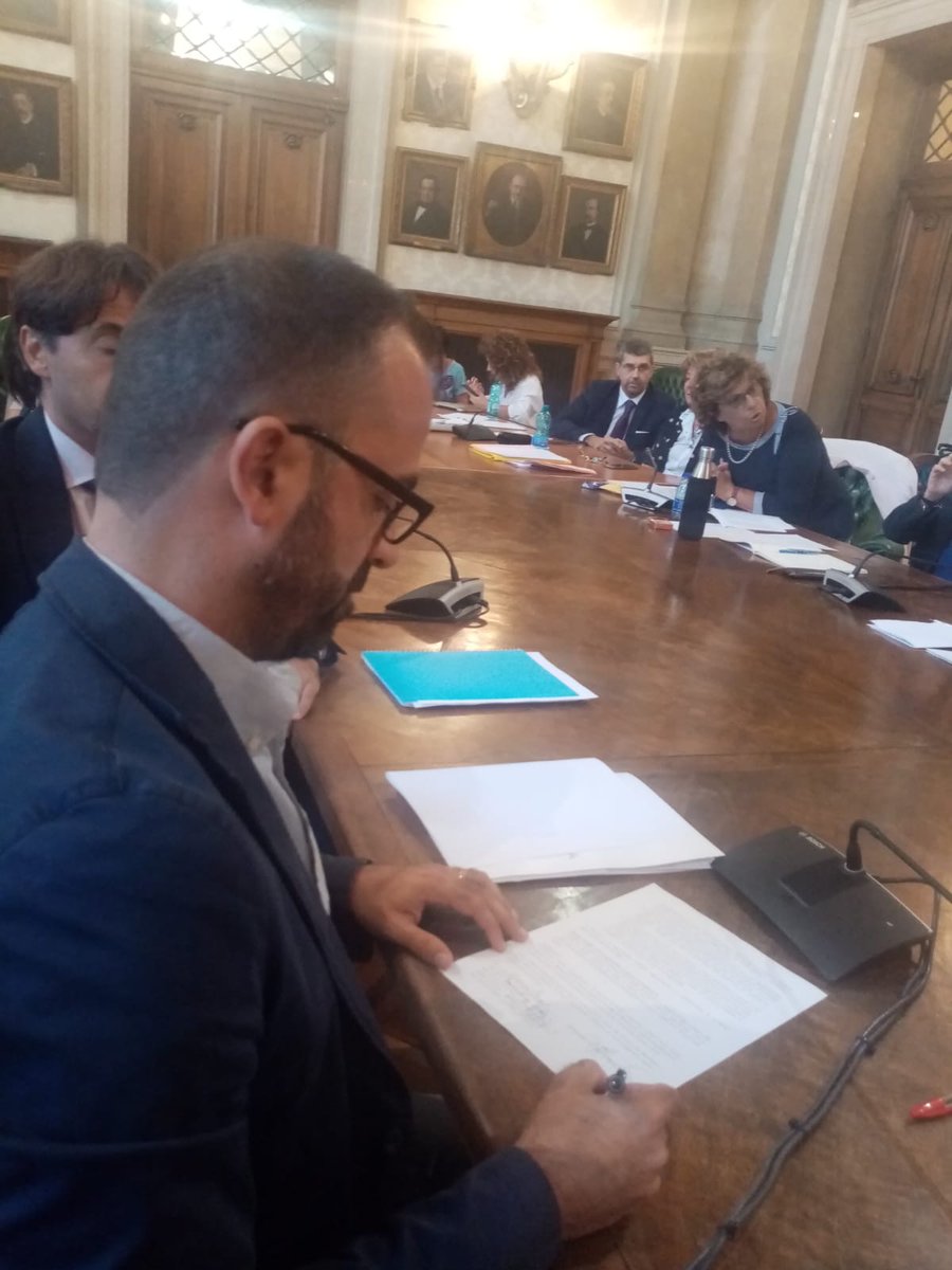 lofioramonti's tweet photo. Accordo fatto sui nuovi concorsi e precari della scuola, dopo lo stallo del precedente governo. 50 mila nuovi posti per sostenere la scuola, garantire continuità didattica e insegnamento di qualità. Basta cattedre vuote. Formazione e ricerca prima di tutto. https://t.co/o9QNZjA4vs