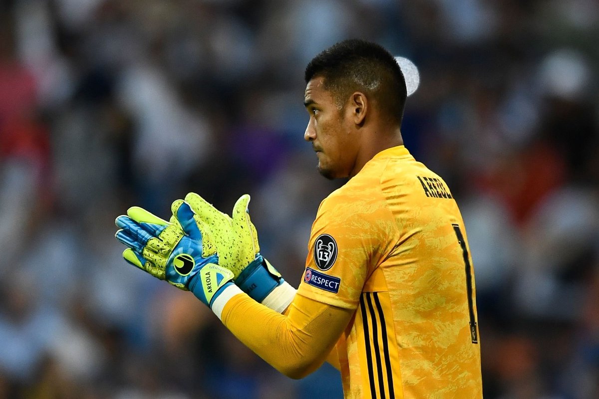 ClaseBlanca's tweet photo. ¿Quién debe ser el portero titular del Real Madrid?

🔁 RT: Areola
❤️ MG: Courtois

#NissanUCL @Nissan_ESP https://t.co/8KMnDEszDV