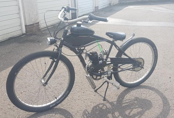 BikeBerryCom's tweet photo. @_no_rush_darren_ bringing us this simple and sweet build on the first day of October

#Octoberfirst #allblack #beachcruiser #motorbike #performancecarb #bikeengines #80cc #2stroke https://t.co/qXtI0q6MY0