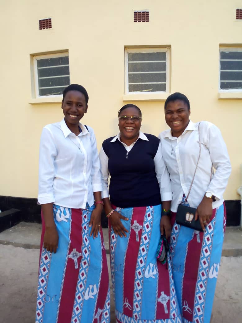 SHSP1893's tweet image. A vocation is a joyful matter. Below are three Novices from three different African countries posing in front of our new Counseling Center in Zambia.

You can make a difference with Christ and with your joy! #Vocation #GodIsCalling #DoNotBeAfraid