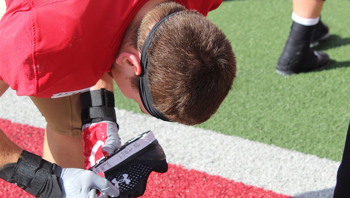 BadgerFootball's tweet photo. โIt was really an honor for me to be able to put a smile on his face today and hopefully make his day as he does for a lot of people every day.โ @GarrettGro37
#UWShoeProject || #OnWisconsin https://t.co/IO87YdovJ8