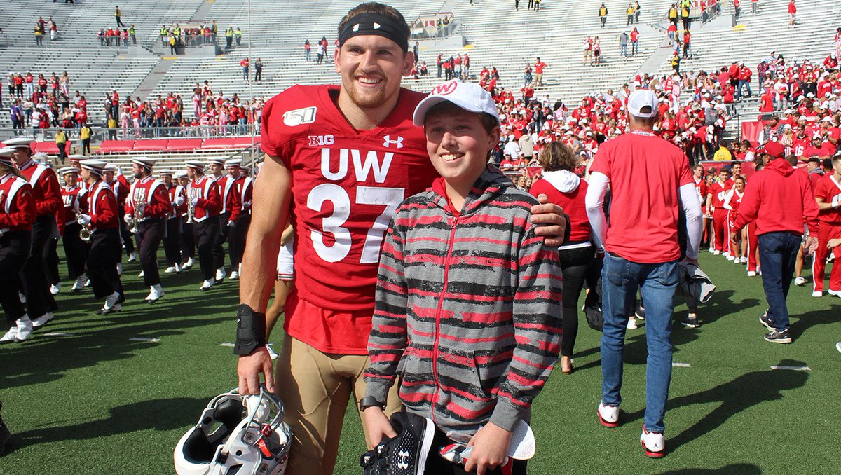 BadgerFootball's tweet photo. โIt was really an honor for me to be able to put a smile on his face today and hopefully make his day as he does for a lot of people every day.โ @GarrettGro37
#UWShoeProject || #OnWisconsin https://t.co/IO87YdovJ8