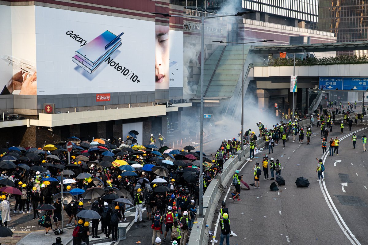 aletweetsnews's tweet photo. I just covered some of the ugliest violence I've ever witnessed as a journalist. China's big anniversary proved as explosive in Hong Kong as a lot of people here feared.

And I was smack in the middle of it. This'll be hard to sum up, but bear with me.

#HongKongProtests https://t.co/DJAyup5Sng